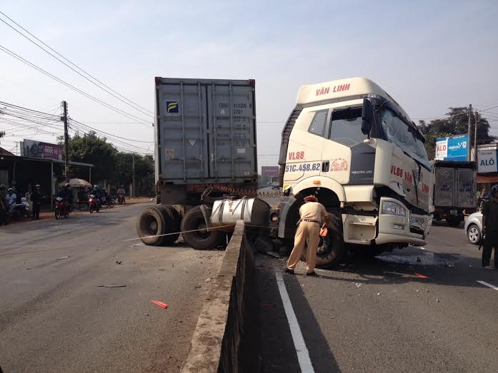 Xe container cay nat dai phan cach vi mot chu cho hinh anh