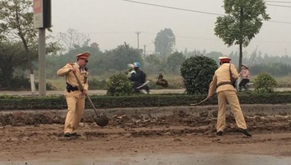 Canh sat giao thong xuc bun tren duong giup xe luu thong hinh anh