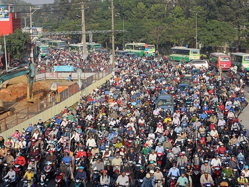 Cua ngo phia dong TP HCM ket xe do cang vao 'mua' hinh anh