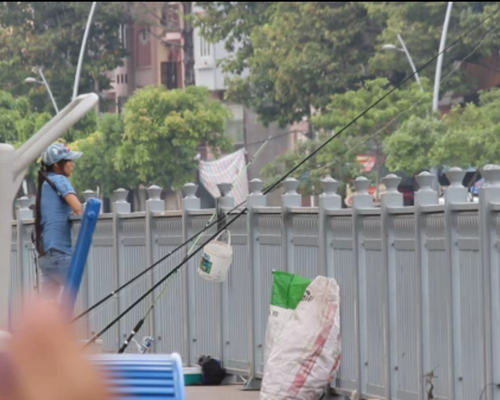 Cau ca trai phep tren kenh Nhieu Loc - Thi Nghe hinh anh