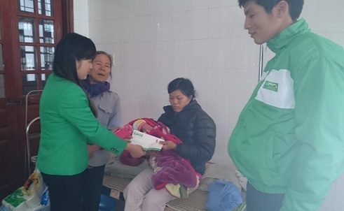 Tai xe taxi do de ngay tren xe hinh anh