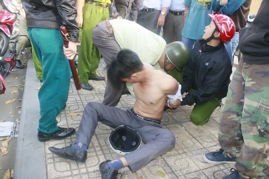 Hang chuc nguoi dan tham gia bat cuop ngay trung tam Sai Gon hinh anh