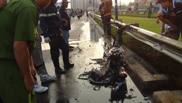 Xe may chay tro khung, vo chong nhay voi xuong duong hinh anh