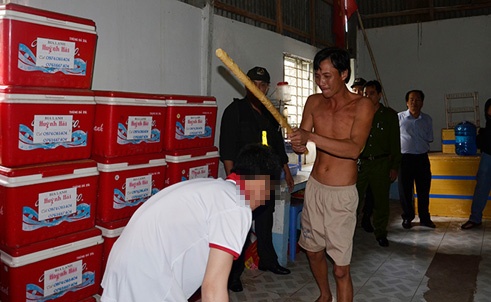 30 phút sau, Hải kêu anh Xuyên đem số bia còn lại lên cho mình. Anh Xuyên bước vào nhà bị Hải dùng cây đánh vào đầu. Hung thủ dùng tay bóp cổ nạn nhân cho đến khi bất động.