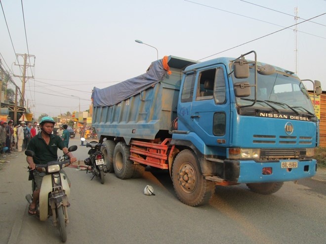 Den truong don chau, ong bi xe tai can tu vong hinh anh