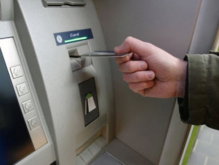 Sinh vien nuoc ngoai dung the ATM gia rut tien hinh anh