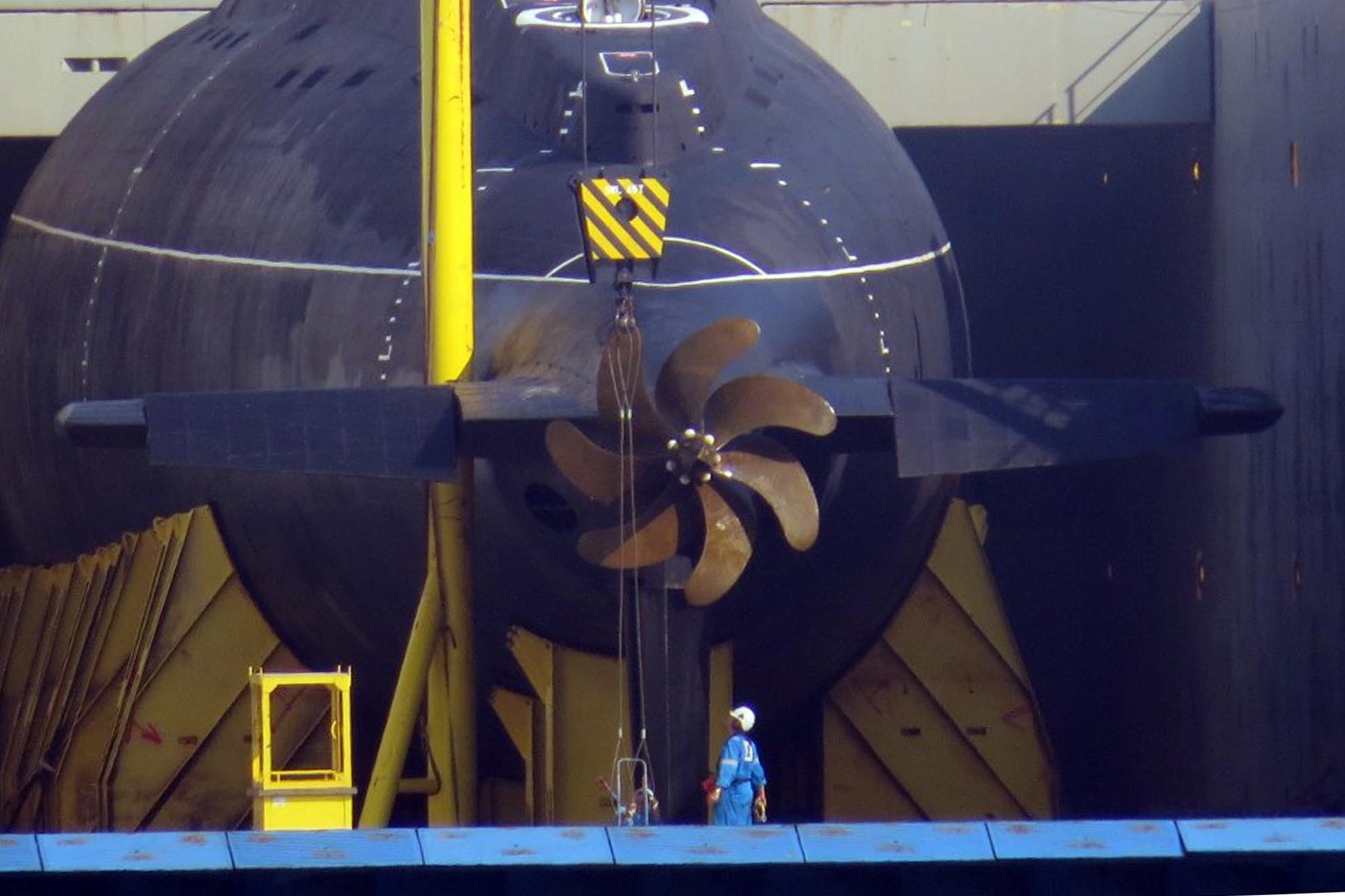 Can canh tau ngam Hai Phong chuan bi vao quan cang Cam Ranh hinh anh