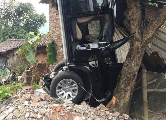 3 nguoi chet tai cho sau cu tong oto nguoc chieu hinh anh