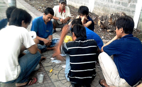 Doi cong nhan trong vong xoay tinh, tien - ky cuoi hinh anh