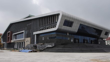 Huyen 'vung tay' xay nha hat tram ty hinh anh