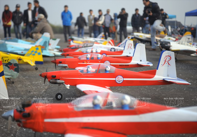 Thu choi may bay mo hinh chinh phuc nguoi dam me do cao hinh anh