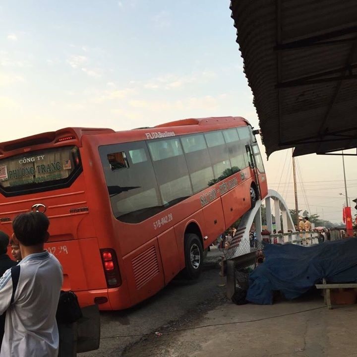 Vụ tai nạn xảy ra vào khoảng 4h30 sáng 2/2 tại cầu Láng Sen (xã Thạnh Thới, huyện Vĩnh Thạnh, TP Cần Thơ).