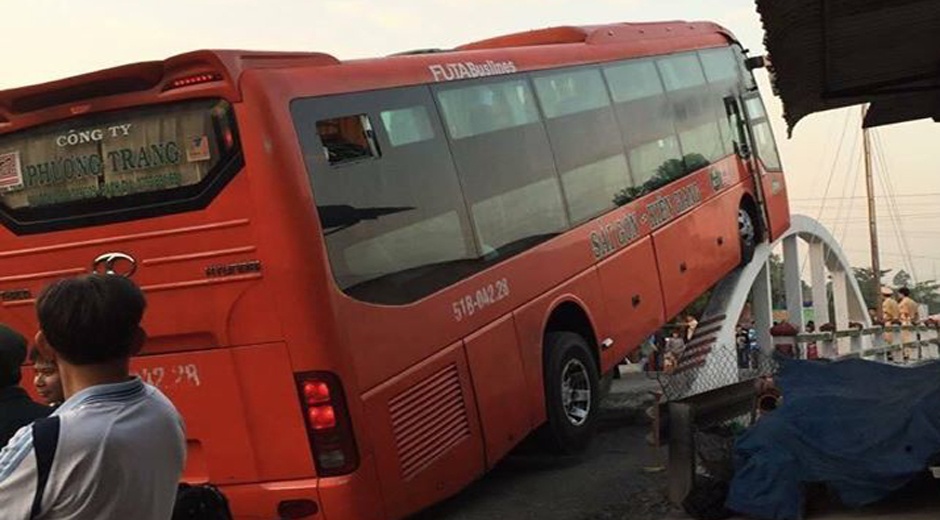 Hien truong vu xe Phuong Trang leo thanh cau hinh anh