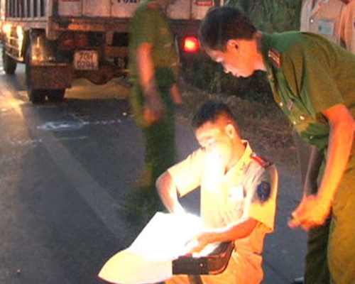 Suong mu day dac, mot thanh nien tong xe tai tu vong hinh anh