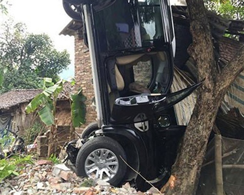 Bi thu huyen uy o trong xe gay tai nan hinh anh