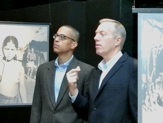 Dai su My va ban doi tham quan Bao tang Dan toc hoc Viet Nam hinh anh