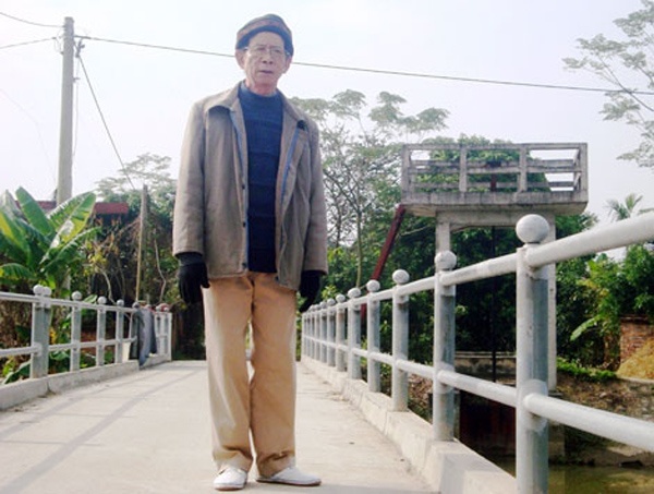 Ong lao dau tu gan 400 trieu dong xay cau giup dan hinh anh