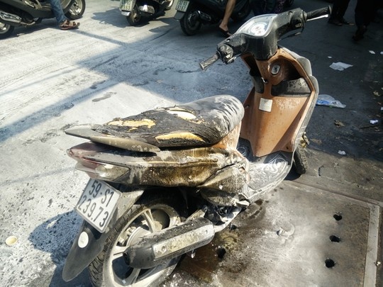 Xe tay ga bat ngo boc chay, nam thanh nien vut xe bo chay hinh anh