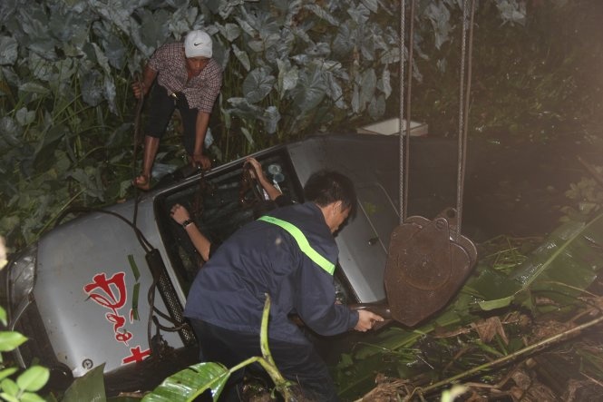 Xe khach lao xuong ho, 14 nguoi thoat chet hinh anh