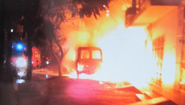 Oto Mercedes bung chay trong dem hinh anh