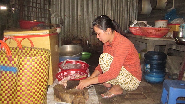 Trung cau giam dinh chai nuoc co ruoi hinh anh