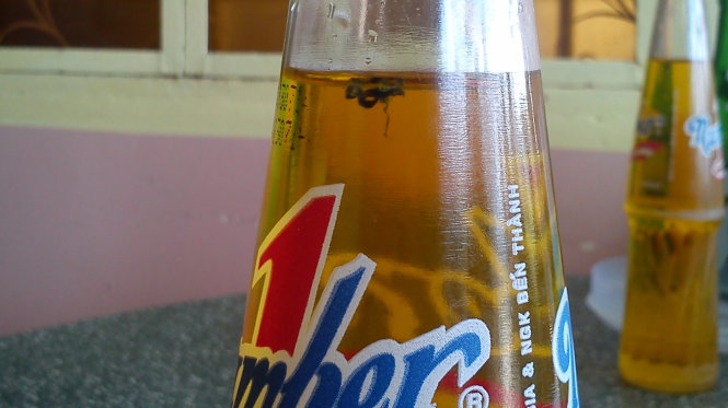 Nguoi dan lai phan anh trong chai Number One co ruoi hinh anh