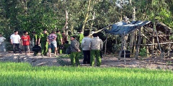 Vet bun to hung thu vu nguoi phu nu loa the chet duoi ruong hinh anh