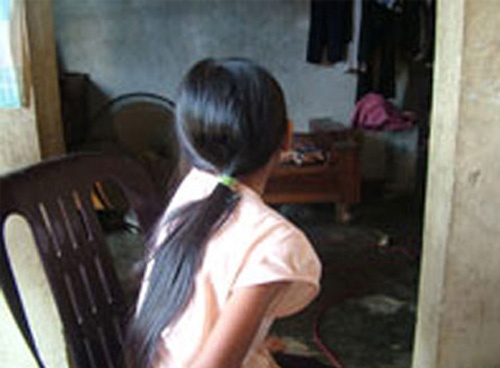 Bat khan cap nguoi cha nuoi mat nhan tinh hinh anh