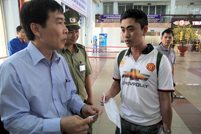 Nhieu khach co ve nhung khong duoc di tau hinh anh