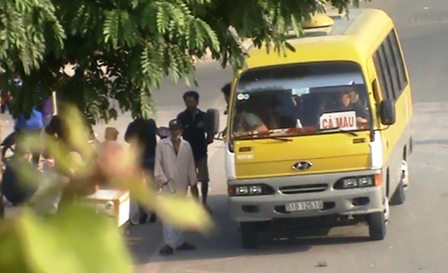 Xe 'du' bat nhao o cua ngo phia Tay TP HCM hinh anh