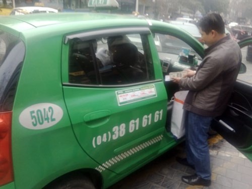Tai xe taxi Mai Linh tra lai 30.000 USD cho khach bo quen hinh anh