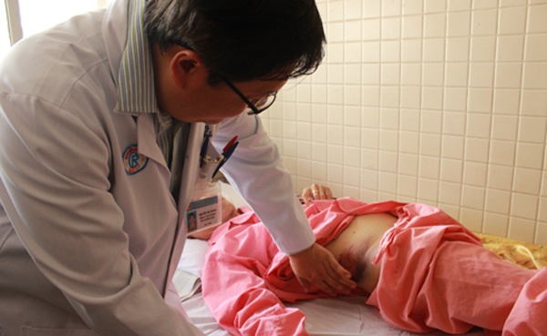 Bac si song sot ke lai giay phut kinh hoang hinh anh