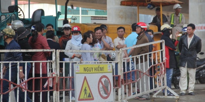 Dan chan duong thi cong cong trinh nga ba Hue hinh anh