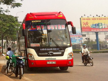 Phu thu gia ve 100%, duoi khach xuong giua duong hinh anh