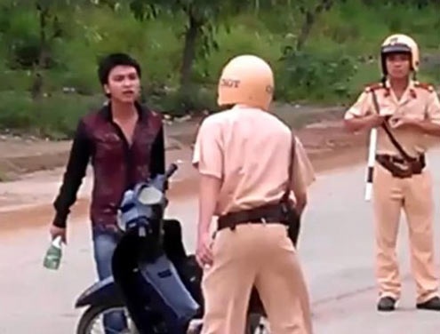 Nguoi vi pham luat giao thong danh canh sat ngat xiu hinh anh