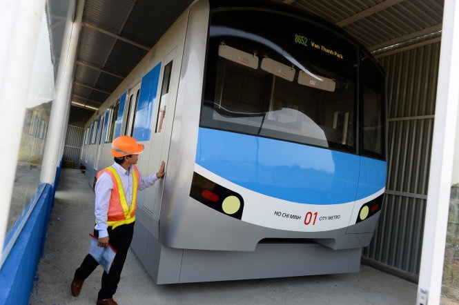 Đầu tàu metro tuyến số 1 Bến Thành - Suối Tiên nhìn từ bên ngoài.