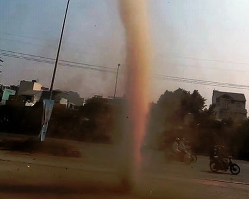 Hinh anh voi rong cuon cuon thoi bay mai nha dan o TP HCM hinh anh