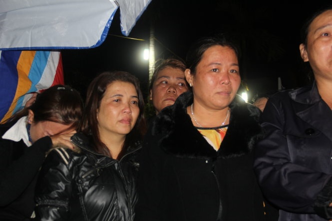 Xom phu nu don than khoc thuong ong Nguyen Ba Thanh hinh anh