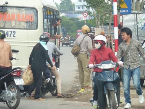 Suyt 'mat tet' vi di xe du hinh anh