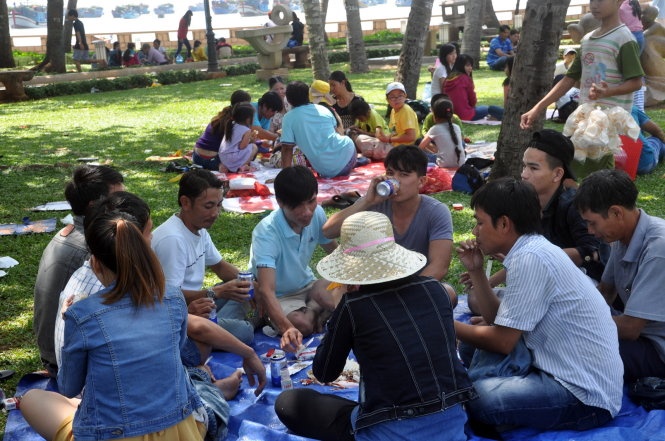 Mung 3 Tet, du khach tran ngap bai bien Vung Tau hinh anh