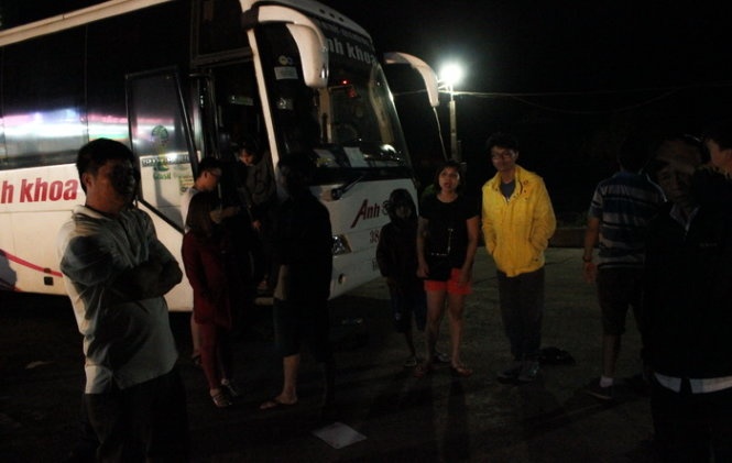 Xe khach hu doc duong, khach va vat suot dem hinh anh