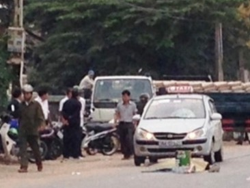 Taxi tong chet nguoi di bo ven duong hinh anh