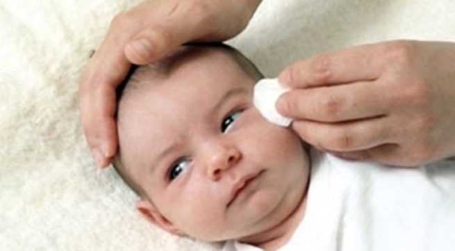 Nhiem khuan mat o tre so sinh hinh anh