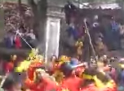 Hon loan tai le hoi den Giong hinh anh