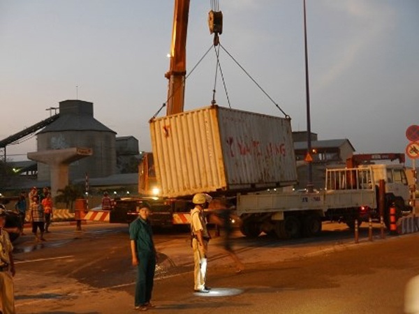 Container roi giua xa lo, giao thong te liet nhieu gio hinh anh