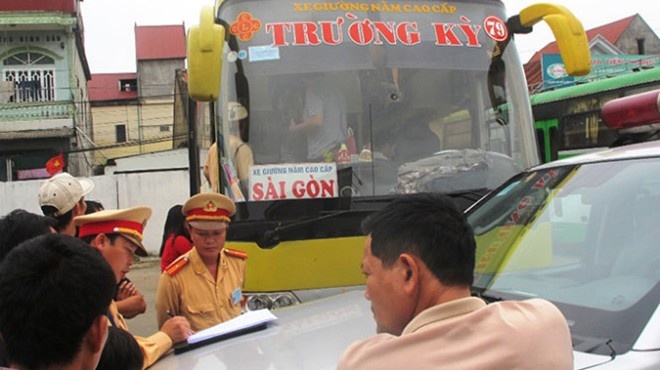 Dong cua xe nhieu gio chong doi canh sat kiem tra hinh anh