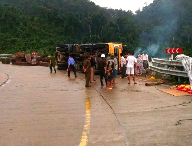 Lat xe cho go, mot nguoi chet, mot bi thuong nang hinh anh