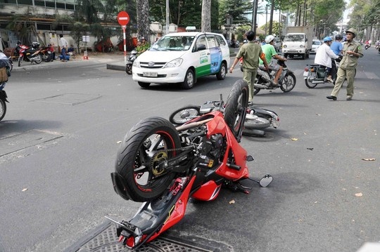 Va quet, moto phan khoi lon chong nguoc giua duong hinh anh