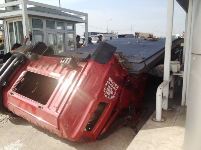 Hang chuc tan thep lao ve truoc, dau xe container dut lia hinh anh