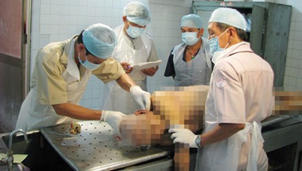Nguoi bat xac chet len tieng hinh anh